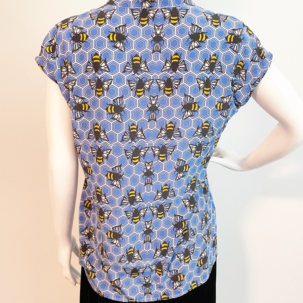 Lauren Gold sleeveless blouse, bees on honeycomb, v neck, silk top, blue white - Picture 3 of 7